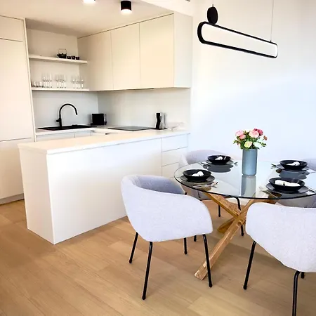 Sky Park Sunrise Apartment, 2 Bedrooms, Downtown 브라티슬라바