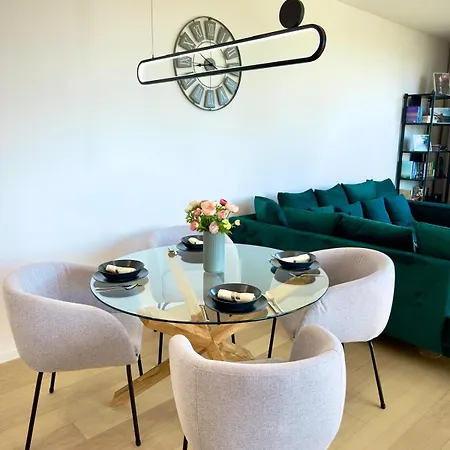 Sky Park Sunrise Apartment, 2 Bedrooms, Downtown 브라티슬라바